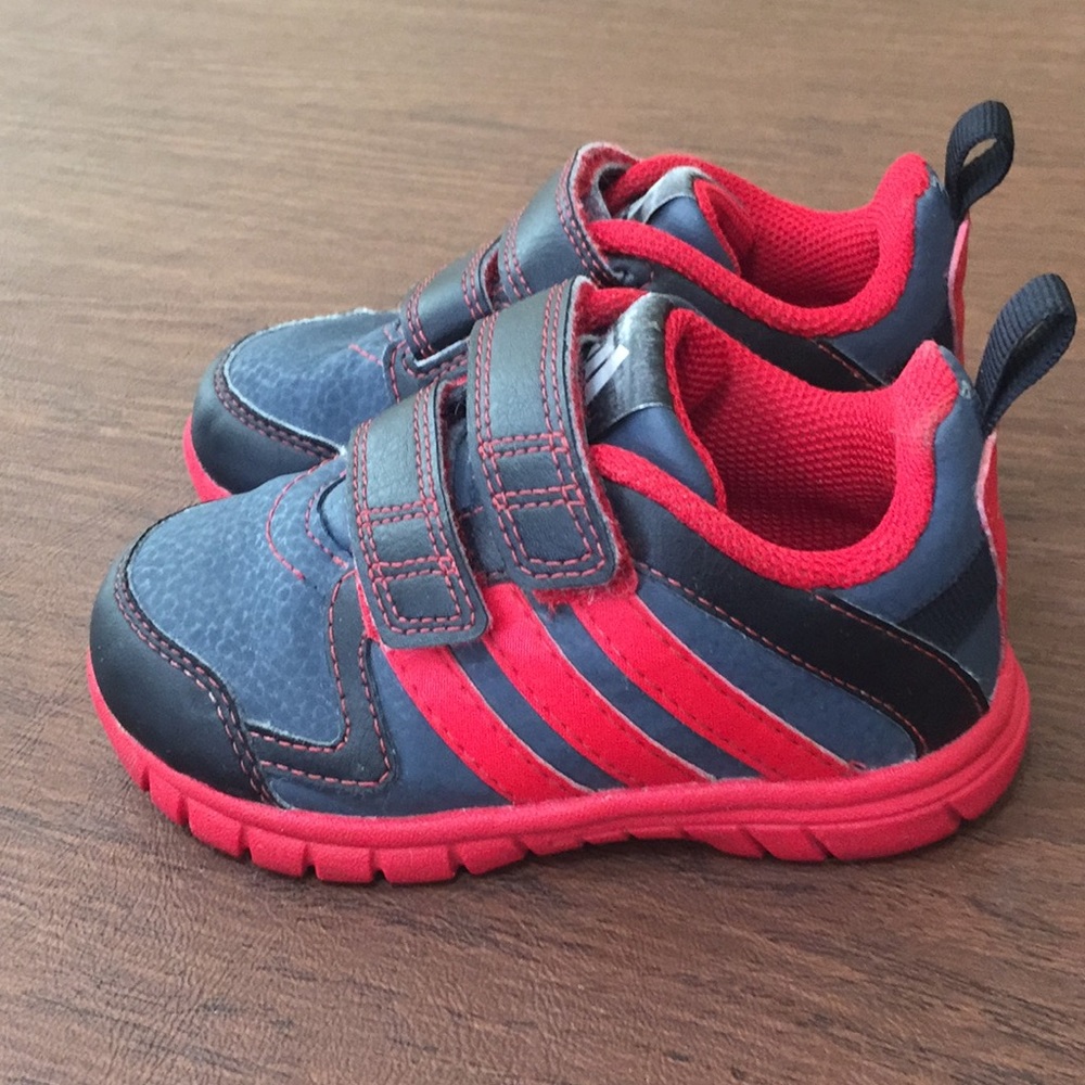ADIDAS TODDLER BOYS RED AND BLACK SIZE 6K SNEAKER
